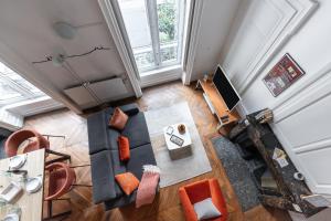an overhead view of a living room with a couch and a table at Fenêtre sur cour - Studio pour 2 in Lyon