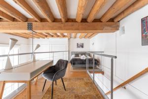 a room with a desk and a bed at Fenêtre sur cour - Studio pour 2 in Lyon +5 photos