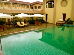 Piscina di Pramod Convention & Club Resort o nelle vicinanze