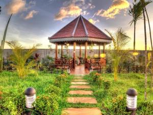 un gazebo in un giardino con un sentiero di Ry’s Lotus Resort D’Angkor a Siem Reap
