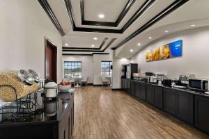 a kitchen with a counter and aasteryasteryasteryasteryasteryasteryasteryasteryastery at Comfort Inn & Suites Atoka in Atoka