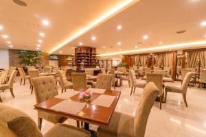 a restaurant with tables and chairs in a room at Sofyan Hotel Cut Meutia Family Friendly in Jakarta
