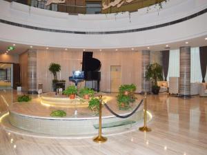 上海市にあるShanghai Noble Centerの舞台のある大きなロビー