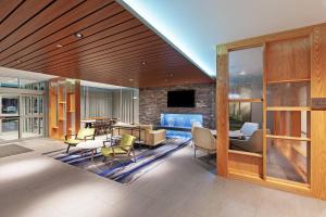 リベラルにあるFairfield Inn & Suites by Marriott Liberalのリビングルーム(暖炉付)、ダイニングルーム