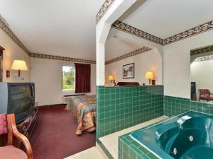 Bazén v ubytování Quality Inn nebo v jeho okolí