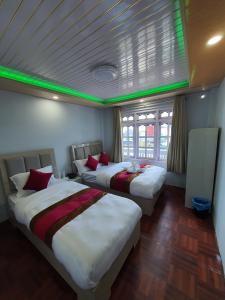 Charikot Downtown Hotel客房内的一张或多张床位