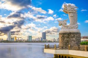 ダナンにあるOne Star Hotel Danangの水辺の横にある龍の像