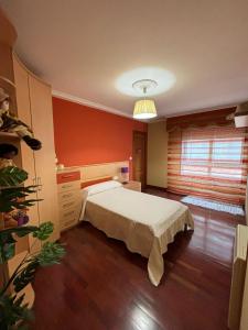 a bedroom with a bed and a window at Piso de tres habitaciones frente al Puerto Deportivo in Viveiro +2 photos