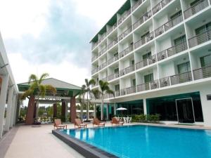 Bazén v ubytování The Flora May Resort nebo v jeho okolí