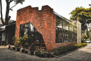 a brick building with plants in front of it at Sofyan Inn Tebet Family Friendly in Jakarta
