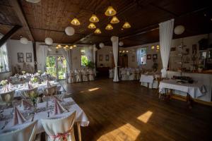 a banquet hall with white tables and chairs at Wegeners Landhaus UG in Uelzen
