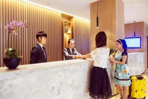 杭州Yitel Collection Hangzhou Binjiang Jiangnan Avenue Baolongcheng的一群人站在接待台周围