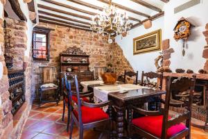 a dining room with a table and chairs at Casa Retiro Vilafames in Vilafames