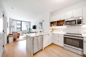 Kuchyň nebo kuchyňský kout v ubytování One Grove in Jersey City