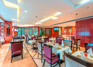 Ein Sitzbereich in der Unterkunft Sarovar Portico Jaipur