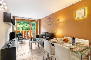 TV a/nebo společenská místnost v ubytování Ski Apartments El Tarter