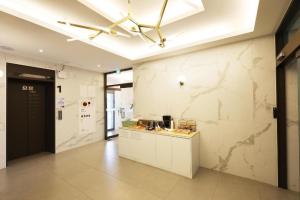 龙仁市Yongin(Giheung) M7 Hotel的配有大理石墙壁和天花板的大厨房