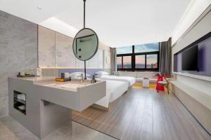Un televizor și/sau centru de divertisment la New Century Mansion Hotel Cixi Guanhaiwei