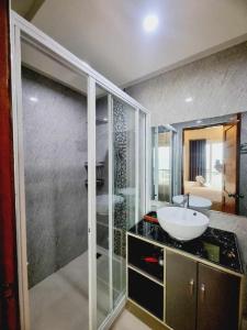 Bilik mandi di Dream Hotel