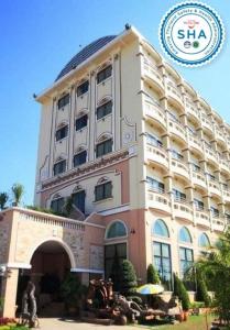 ein großes Gebäude mit einem Schild davor in der Unterkunft Phitsanulok Orchid Hotel in Ban Phayom