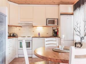 Kuchyň nebo kuchyňský kout v ubytování Holiday Home Kuerkartano 4-aarre by Interhome