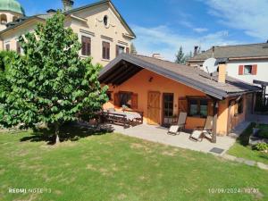 una casa con patio y un árbol en el patio en Residence Lago Blù -Riccio, en Pergine Valsugana