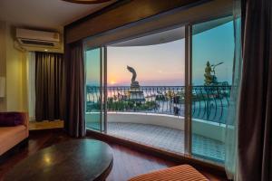 ein Wohnzimmer mit Blick auf die Freiheitsstatue in der Unterkunft LANDMARK NAKHONPHANOM HOTEL in Nakhon Phanom