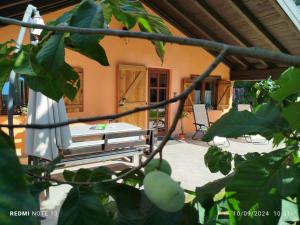 un banco sentado frente a una casa en Residence Lago Blù -Riccio, en Pergine Valsugana