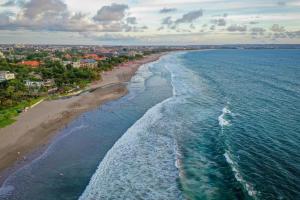 widok z lotu ptaka na plażę i ocean w obiekcie Losari Sunset Hotel w mieście Kuta