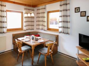 Televízia a/alebo spoločenská miestnosť v ubytovaní Apartment Jaggler by Interhome