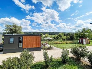 ein Haus mit Gartenblick in der Unterkunft Holiday Home Tiny Haus Lieblingsplatz by Interhome in Beilngries + 25 Fotos