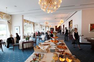 una línea de buffet con comida y gente en una habitación en Grand Hotel Toplice - Small Luxury Hotels of the World, en Bled