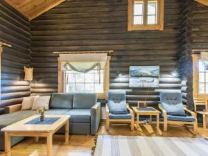 列维Holiday Home Mötönpesä 2 by Interhome的客厅里有一张沙发和两把椅子