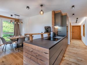 Kuchyň nebo kuchyňský kout v ubytování Apartment Kleiner Kessel by Interhome