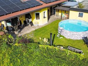 Bazén v ubytování Holiday Home zur schönen Aussicht by Interhome nebo v jeho okolí