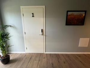 a white door in a room with a plant at UKAS majutus in Saku