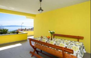 Apartment with sea view في أوباتيا: غرفة صفراء بسرير وجدار اصفر