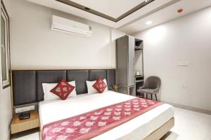 Postel nebo postele na pokoji v ubytování Hotel Applewood Palace - Near Delhi International Airport With - free Airport Drop