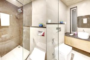 Koupelna v ubytování Hotel Applewood Palace - Near Delhi International Airport With - free Airport Drop