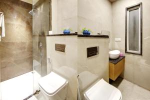 Koupelna v ubytování Hotel Applewood Palace - Near Delhi International Airport With - free Airport Drop