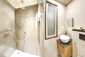 Koupelna v ubytování Hotel Applewood Palace - Near Delhi International Airport With - free Airport Drop