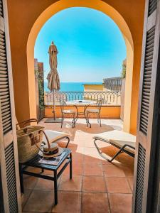 eine Terrasse mit Meerblick in der Unterkunft Hôtel La Pérouse Nice Baie des Anges in Nizza
