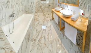 Kúpeľňa v ubytovaní Arktos Hotel