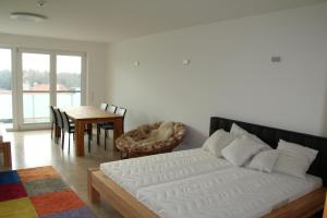 Rúm í herbergi á Danube Apartment with City View