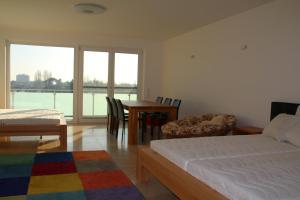 Rúm í herbergi á Danube Apartment with City View