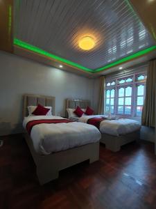 Charikot Downtown Hotel客房内的一张或多张床位