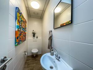 Bilik mandi di Downtown Apartments