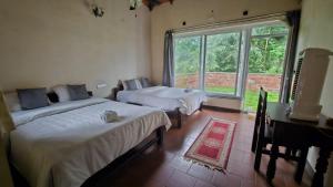 Postel nebo postele na pokoji v ubytování Parampara Resort Chikmagalur