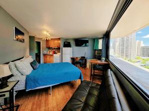 ein Schlafzimmer mit einem Bett und eine Küche mit Aussicht in der Unterkunft Spacious Studio w/ Parking, beach/mall/park in Honolulu