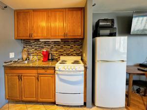 eine Küche mit einem weißen Herd und einem Kühlschrank in der Unterkunft Spacious Studio w/ Parking, beach/mall/park in Honolulu